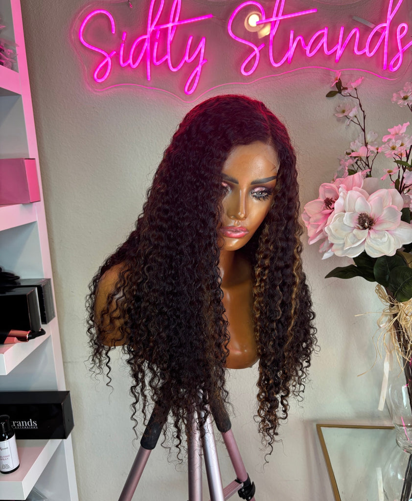 MEL | CURLY SIDE PART GLUELESS WIG (HIGHLIGHTS)