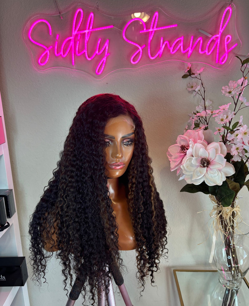 MEL | CURLY SIDE PART GLUELESS WIG (HIGHLIGHTS)